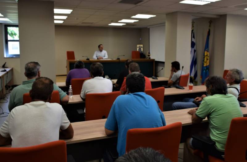 Συνάντηση Βασιλόπουλου με εποχικούς εργάτες πυροπροστασίας