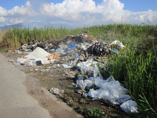 Πετούν τα σκουπίδια όπου βρουν...