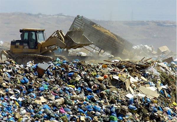 Τρεις προσφορές για τη Μαραθόλακκα
