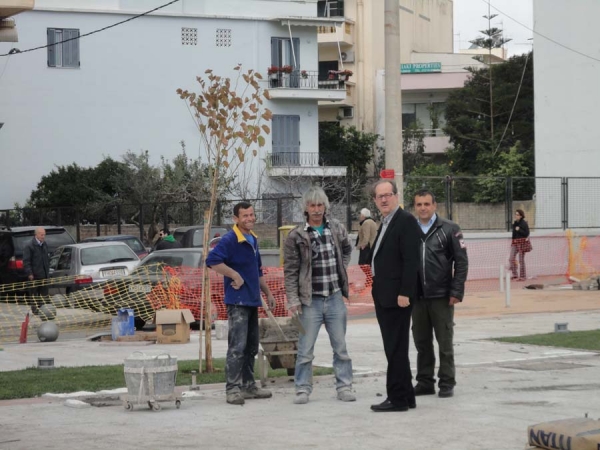 Μπαίνουν τα φώτα στην πλατεία της Καλαμάτας