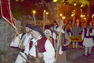 Εντυπωσίασε το έθιμο της λαμπαδηφορίας στο Σιδηρόκαστρο
