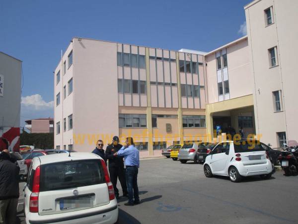 Γυναίκα απειλούσε να πέσει από ταράτσα κτιρίου στο δημαρχείο Καλαμάτας (βίντεο)