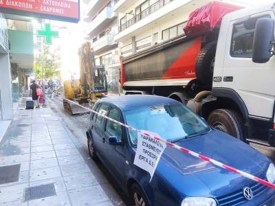 Σταμάτησε λόγω των σταθμευμένων οχημάτων