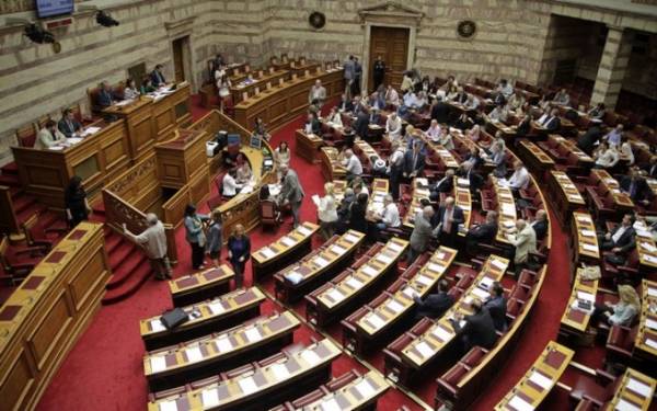 LIVE: η κρίσιμη συνεδρίαση στη Βουλή για το δημοψήφισμα