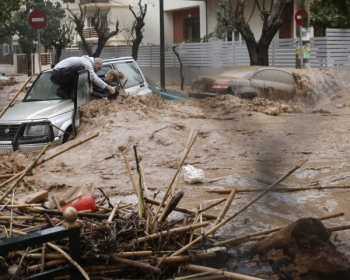 Ποτάμια οι δρόμοι της Αθήνας (βίντεο)