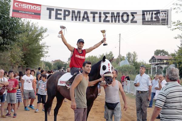 Ο «Αθήρ Ντουμπάι» νικητής στις ιπποδρομίες στο Πλατύ (βίντεο)