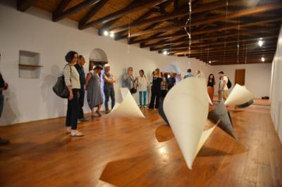 Καρδαμύλη: Εγκαινιάστηκε η έκθεση εικαστικής κεραμικής της Βούλας Γουνελά