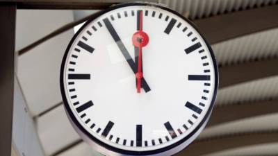 Μία ώρα «πίσω» τα ρολόγια από τα ξημερώματα της Κυριακής