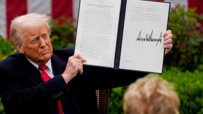 Ο Ντ. Τραμπ αλλάζει τους μεταπολεμικούς κανόνες του εμπορίου