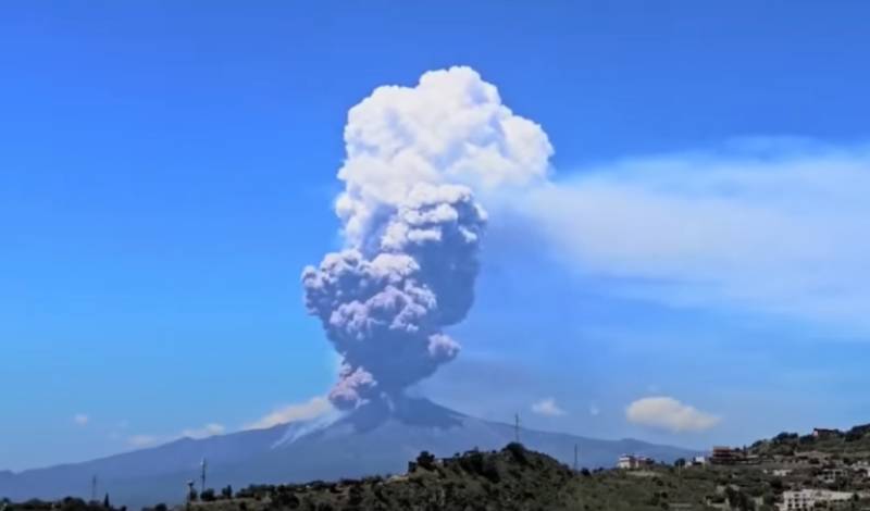 «Ξύπνησε» η Αίτνα: Ροή λάβας «κατάπιε» δάση (βίντεο)