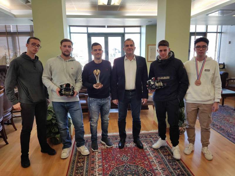 Καλαμάτα: Η “χάλκινη” ομάδα ρομποτικής στον Βασιλόπουλο