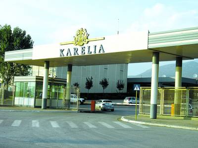 Θωρακισμένος ο Καρέλιας στην ασταθή ελληνική οικονομία