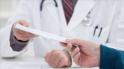 Για “φακελάκι” συνελήφθη ιατρός μαιευτηρίου της Αττικής από την Υπηρεσία Εσωτερικών Υποθέσεων