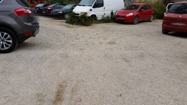 Λακκούβες σε πάρκινγκ