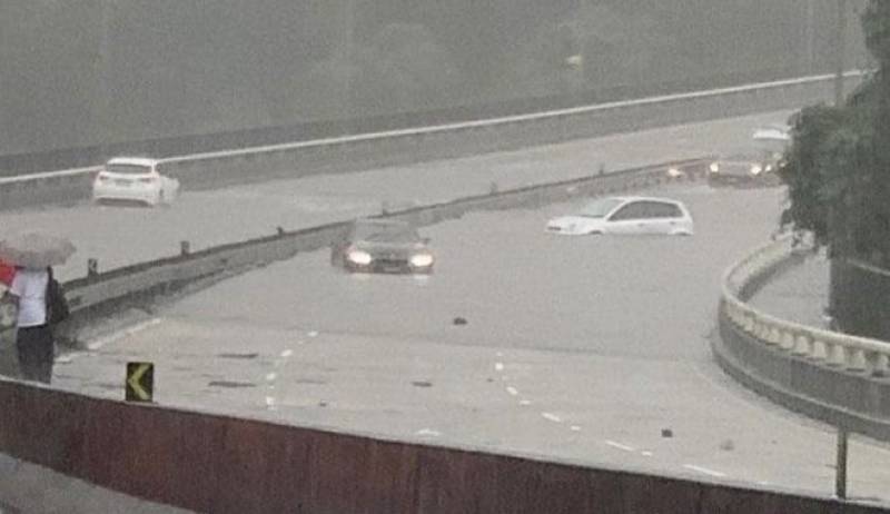 Φονικές πλημμύρες στην Αυστραλία: Νεκροί, πολίτες χωρίς σπίτια και δρόμοι-ποτάμια