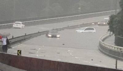 Φονικές πλημμύρες στην Αυστραλία: Νεκροί, πολίτες χωρίς σπίτια και δρόμοι-ποτάμια