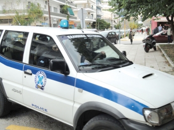 Παραδόθηκε γυναίκα μέλος της εγκληματικής συμμορίας, σύντροφος του δίδυμου αδελφού τού φερόμενου ως αρχηγού