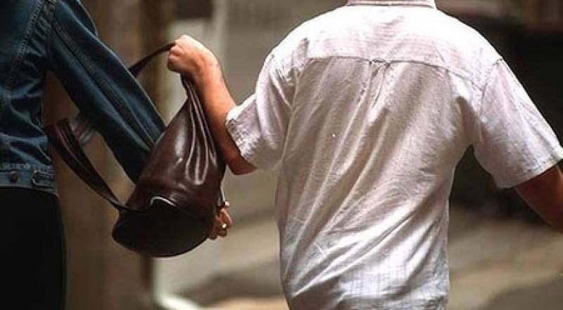 12χρονος άρπαξε τσάντα γυναίκας στην Καλαμάτα