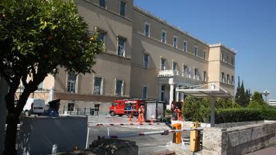 Ολοκληρώθηκε η επιχείρηση περισυλλογής ύποπτου φακέλου στη Βουλή