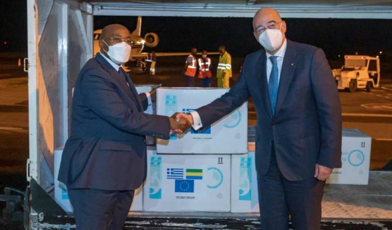 Στην Γκαμπόν σήμερα ο Νίκος Δένδιας - Δωρεά 200.000 εμβολίων κατά του κορονοϊού