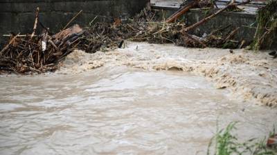 Υπερχείλιση χείμαρρου στη ΒΑ Ιταλία - Οι κάτοικοι ανέβηκαν στις στέγες των σπιτιών