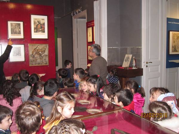 Νήπια ξεναγήθηκαν σε έκθεση για την απελευθέρωση