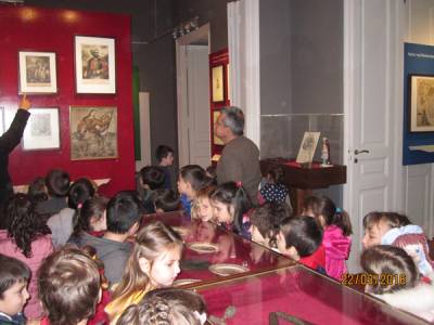 Νήπια ξεναγήθηκαν σε έκθεση για την απελευθέρωση