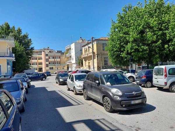 Ζητούν οργάνωση του παρκαρίσματος στο κέντρο της Καλαμάτας