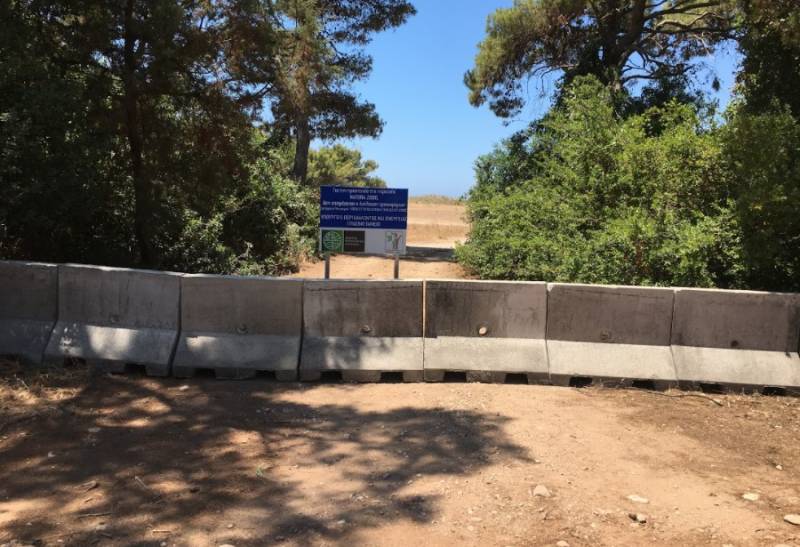 Σφράγισαν με τσιμεντένια μπλοκ κάθετους δρόμους σε Αϊ-Γιαννάκη και Ελαία