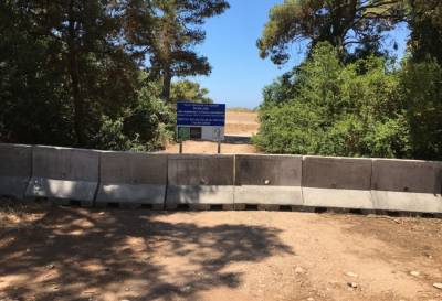 Σφράγισαν με τσιμεντένια μπλοκ κάθετους δρόμους σε Αϊ-Γιαννάκη και Ελαία