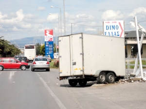 &quot;Τρελή&quot; πορεία τρέιλερ χθες στη Νέα Είσοδο - λύθηκε εν κινήσει από ρουμανικό λεωφορείο