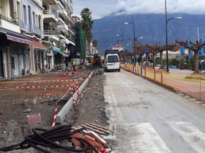 Καλαμάτα: Οριοθετήθηκε το βόρειο πεζοδρόμιο της Ναυαρίνου
