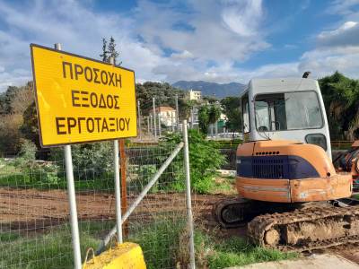 Δύο εργοτάξια σε μια φωτογραφία