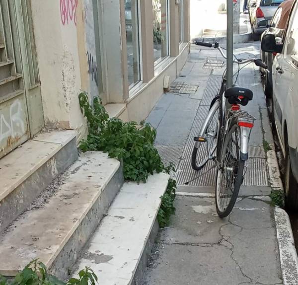 Περιορίζουν το πεζοδρόμιο