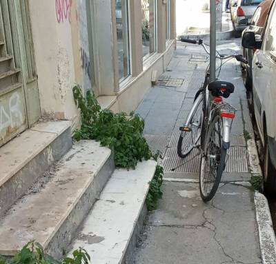 Περιορίζουν το πεζοδρόμιο