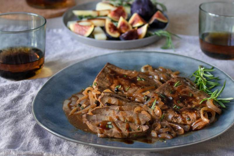 Συκώτι με κρέμα βαλσαμικού σύκο και δενδρολίβανο