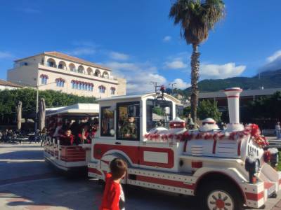 Γιορτινή ατμόσφαιρα στην Κυπαρισσία - Πόλος έλξης το τρενάκι