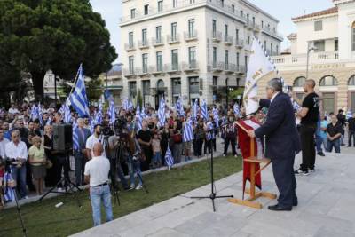 Χρυσή Αυγή - Αντιφασίστες: Εκρηκτική κατάσταση με την Αστυνομία στη μέση στην Καλαμάτα (vid)