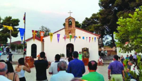 Πλήθος πιστών στην Αγία Κυριακή Φιλιατρών