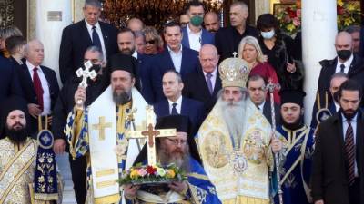 Με λαμπρότητα τα Θεοφάνια στον Πειραιά, προεξάρχοντος του Αρχιεπισκόπου Αθηνών και Πάσης Ελλάδος Ιερώνυμου