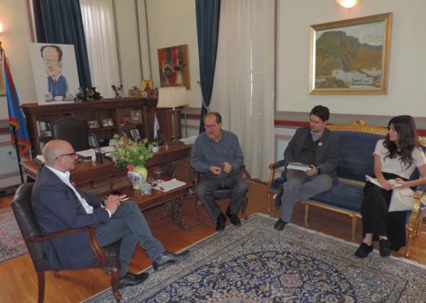 “Καταδικασμένος” να συνεργαστεί  