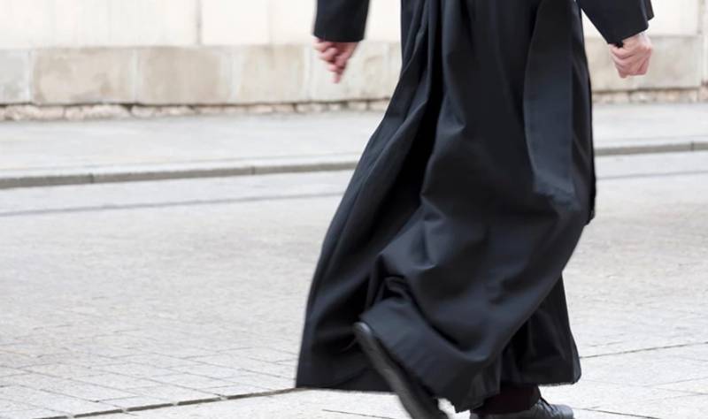 Ρόδος: Απειλούσε ιερέα ότι θα βγάλει φωτογραφίες του στο ίντερνετ και του άρπαξε 20.000 ευρώ