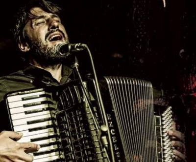 Ο Κώστας Βλαχούτσος στο “Μώμος café – bar”