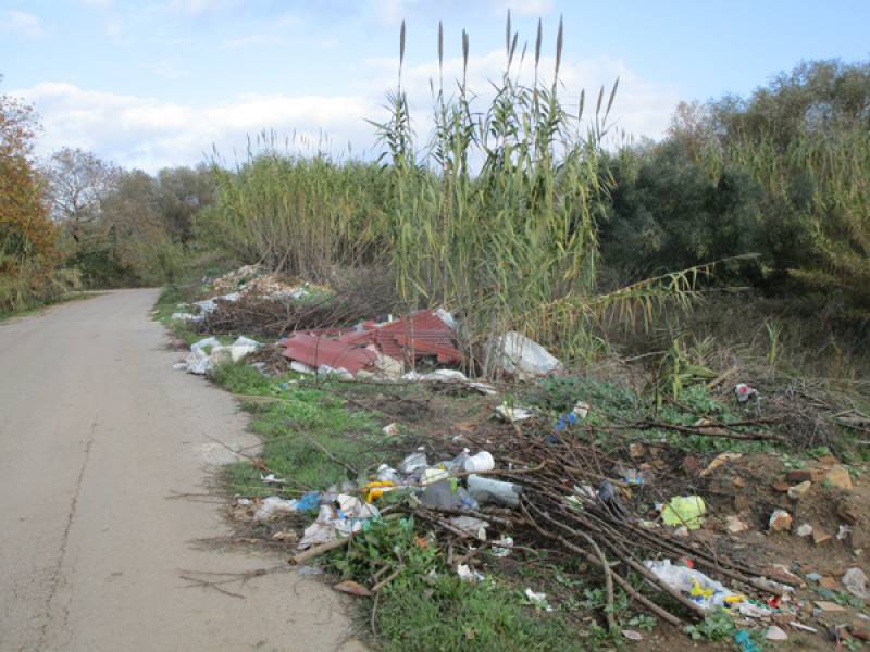 Σκουπιδότοπος στη Μαυροζούμενα 