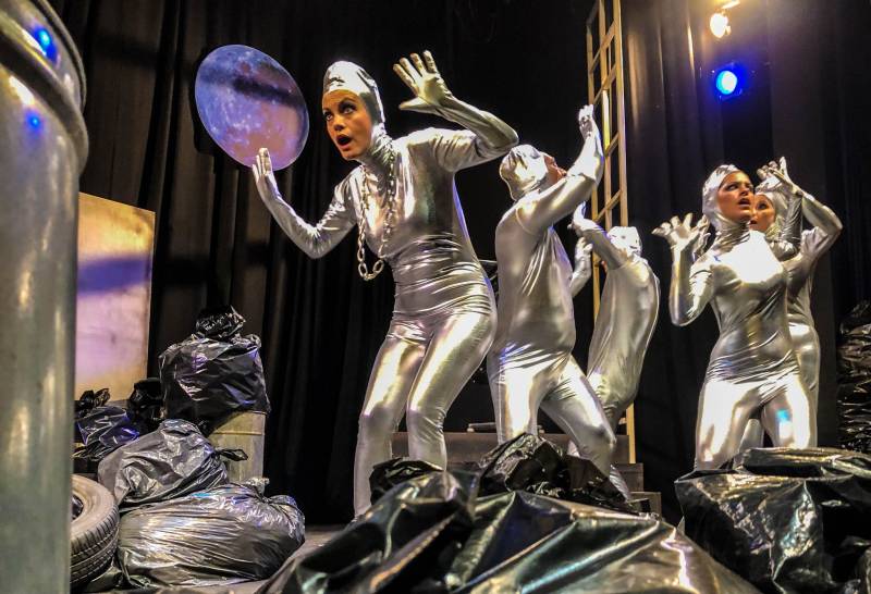 Μέχρι την Κυριακή τα “Σκουπίδια” από το “Συν Ενα – Μιχάλης Τούμπουρος”