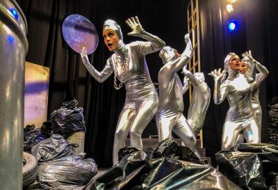 Μέχρι την Κυριακή τα “Σκουπίδια” από το “Συν Ενα – Μιχάλης Τούμπουρος”