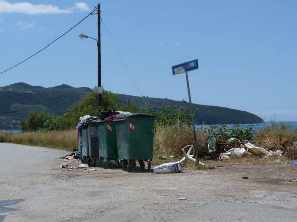 Σκουπίδια γύρω από τους κάδους