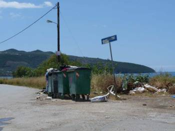 Σκουπίδια γύρω από τους κάδους