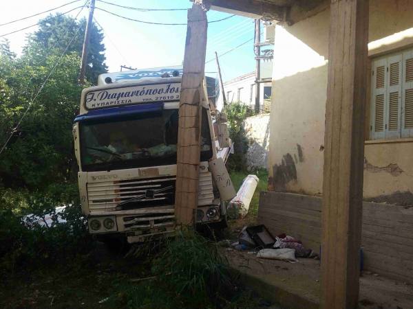 Νταλίκα έπεσε σε σπίτι στην Κυπαρισσία, όταν πήγαν να την κλέψουν! (φωτογραφίες)