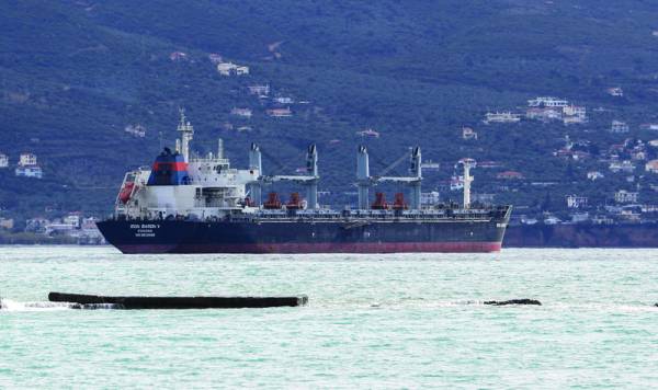 Στα ανοιχτά του λιμανιού της Καλαμάτας κρατείται εμπορικό πλοίο
